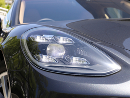 LEDマトリックスヘッドライトは、カメラによる先行車および対向車検知、メインビームコーンの個別セグメントをインテリジェントに 常に調光。 ドライバーの眩惑を避けるための交通標識部分は減光させます。
