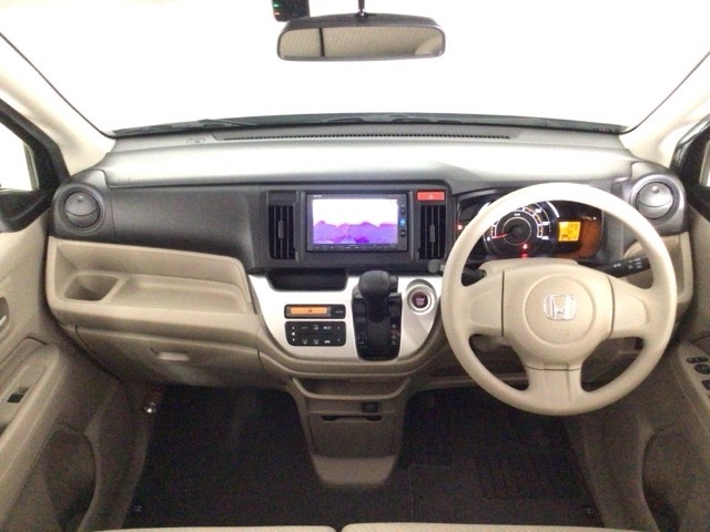 【前方視界】開放的な前方視界！運転がしやすく疲れにくいです♪窓が大きく、見通しがとっても良いおクルマですよ♪