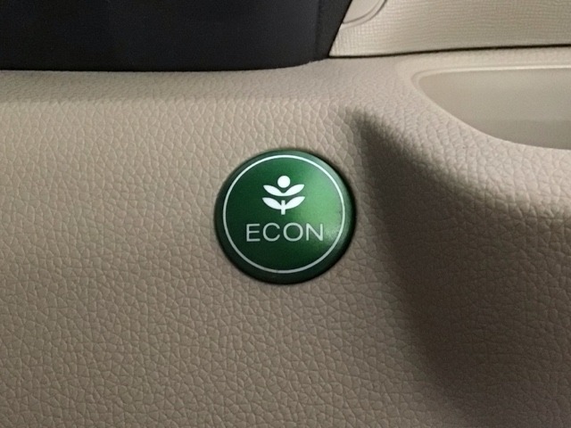 【ECONスイッチ】　エコドライブを加速しよう！スイッチをONにすると、運転の仕方によるロスを抑え込み燃費をよくするようクルマが頑張ります（＊＾ー＾＊）燃費向上にチャレンジ♪