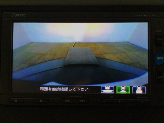 【バックカメラ】運転が苦手な方も車庫入れラクラクです！ギアをリバースに入れれば自動的に切り換わりますので、面倒な操作は不要です♪狭い駐車場もお車を傷つけず安心ですね！