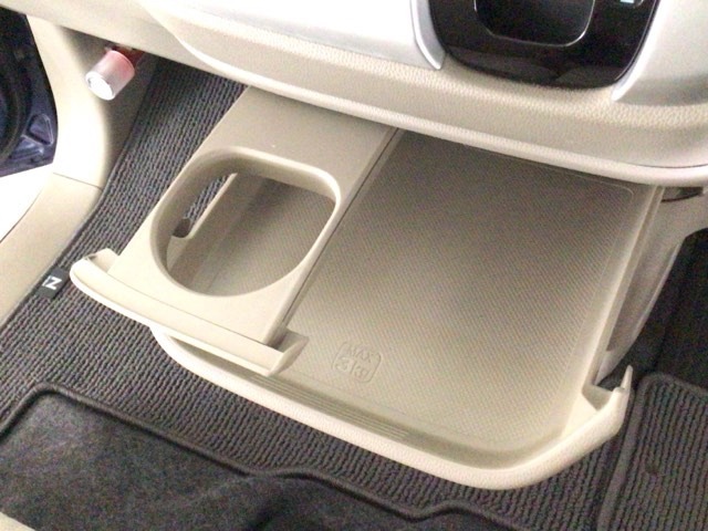 引き出して大きめトレイとして使用できる、運転席からも助手席からも自在に使えるドリンクホルダー付のトレイ。お菓子を置いたり、化粧ポーチを置いたり。ちょっとしたテーブル代わりに使えるトレイです♪