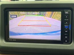 【バックカメラ】駐車時に後方がリアルタイム映像で確認できます。大型商業施設や立体駐車場での駐車時や、夜間のバック時に大活躍！運転スキルに関わらず、今や必須となった装備のひとつです！