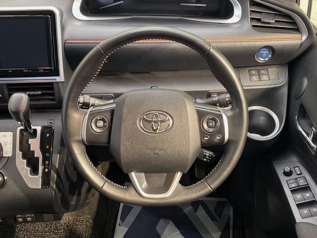【ステアリングスイッチ】運転中、前方から目線をそらすことなく、オーディオ等の操作が可能な便利機能！安心＆快適なドライブを演出してくれます♪
