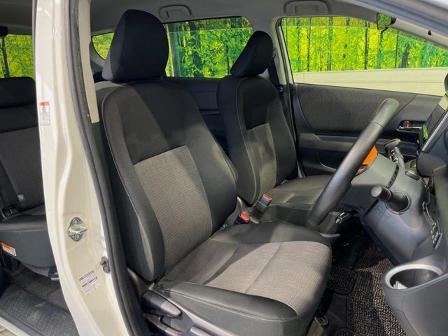 運転席まわりには十分なスペースがあり、大柄な方でもゆったり運転していただける環境です。