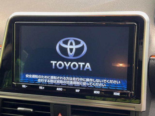 【大画面ナビ】人気の大型ナビを装備。存在感のある大画面はインパクト大！ナビ利用時のマップ表示は見やすく、テレビやDVDは臨場感がアップ！いつものドライブがグッと楽しくなります♪