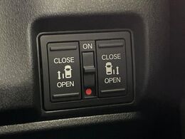 【両側パワースライドドア】スマートキーや運転席のスイッチで後席両側スライドドアの開閉が可能♪電動だから力を入れてドアを開ける必要が無く、小さなお子様でも簡単に開け閉めでき快適です♪