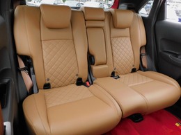 リアシート・LUXE本革シート（一部に合皮・ファブリックを使用しています）