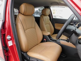 フロントシート・LUXE本革シート（一部に合皮・ファブリックを使用しています）