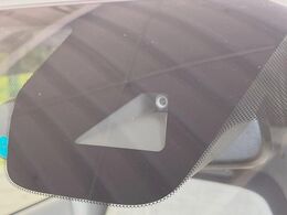 【三菱e-Assist】走行中に前方の車両等を認識し、衝突しそうな時は警報とブレーキで衝突回避と被害軽減をアシスト。より安全にドライブをお楽しみいただけます。