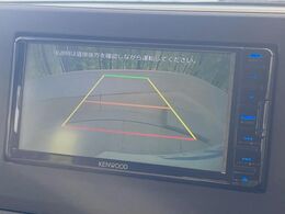 【バックカメラ】駐車時に後方がリアルタイム映像で確認できます。大型商業施設や立体駐車場での駐車時や、夜間のバック時に大活躍！運転スキルに関わらず、今や必須となった装備のひとつです！