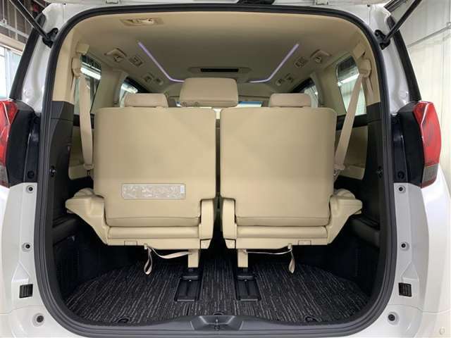 サードシート跳ね上げ式で折りたたみ可能です。キャンプ用品など大きな荷物もばっちり収納可能です！