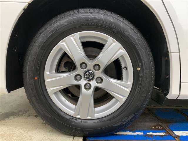 逞しさを印象付ける純正16インチアルミホイールです。