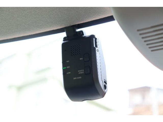 純正のフロントドライブレコーダーを装備！スマートフォン連動タイプ、駐車時録画機能も付いていて安心ですね。