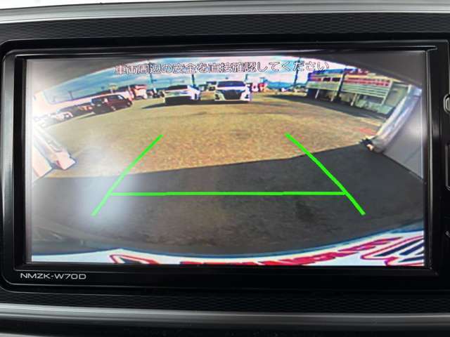 後方モニター表示でバック時の障害物もしっかり見えます！