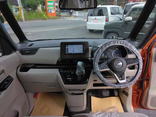 広い視界の運転席周り。お得な純正ナビTV付です