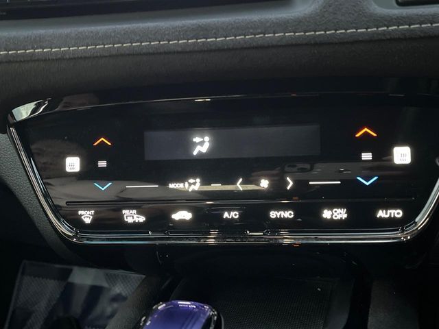 【オートエアコン】一度お好みの温度に設定すれば、車内の温度を検知し風量や温度を自動で調整。暑い…寒い…と何度もスイッチ操作をする必要はありません。快適な車内空間には必須の機能ですね♪