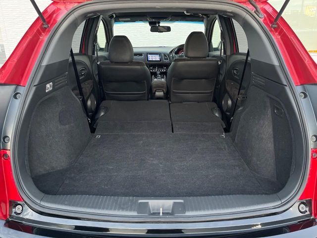 積み下ろしのしやすいデッキにはたっぷりと荷物を積み込んでいただけます。遊びから仕事まで、様々なシーンで頼れます♪