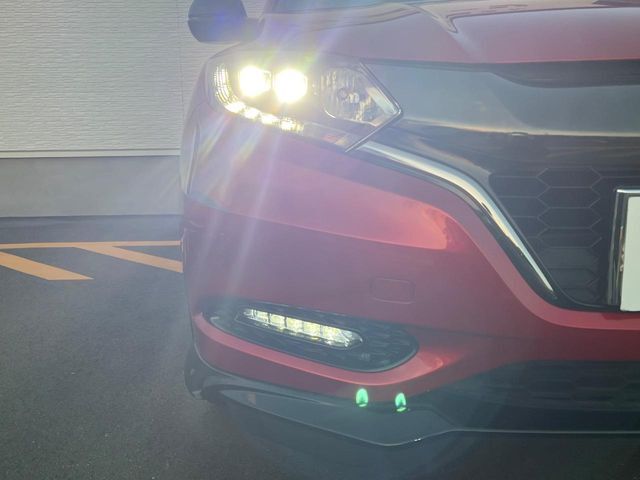 【LEDヘッドライト】悪天候や夜間走行時も良好な視界を確保し安心して運転できる高輝度LEDヘッドライトを装備！点灯速度が早く、消費電力も抑えられています。