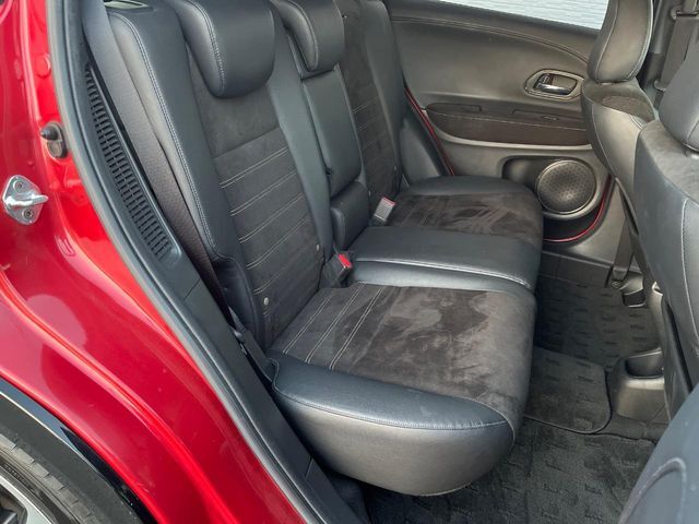 後部座席も気になるようなキズ・汚れやへたり等、大きなダメージはなく、良好な状態です。