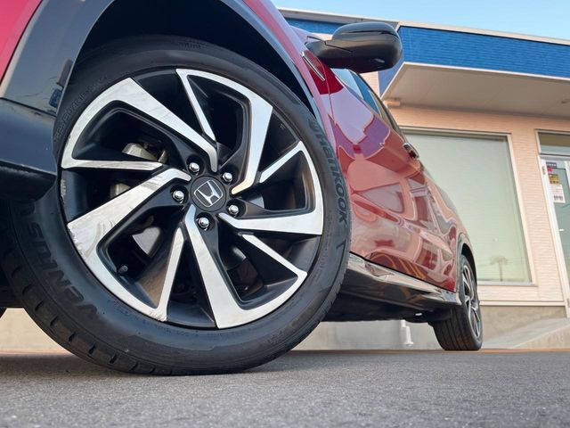 【純正18インチアルミホイール】外観にマッチした純正アルミホイールを装着しております。各種社外アルミホイールや、スタッドレスタイヤも取扱いしております。是非ご相談ください♪