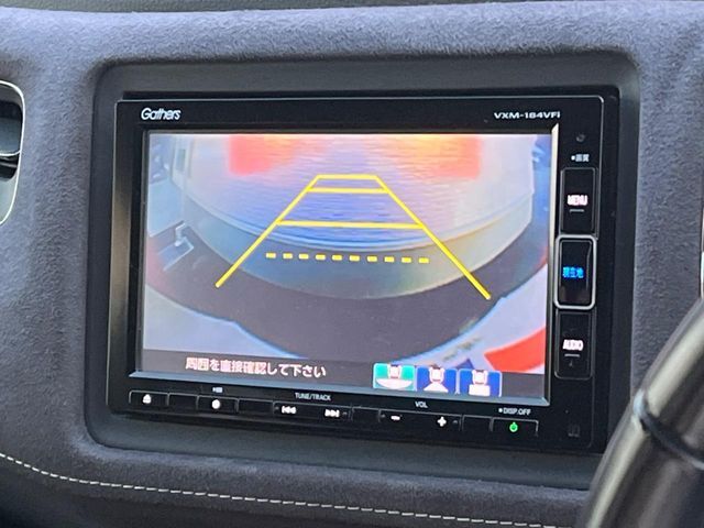 【バックカメラ】駐車時に後方がリアルタイム映像で確認できます。大型商業施設や立体駐車場での駐車時や、夜間のバック時に大活躍！運転スキルに関わらず、今や必須となった装備のひとつです！