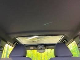 【ガラスルーフ】ガラスルーフ搭載で車内の解放感が一気にアップ！開放的なドライブをお楽しみいただけます。