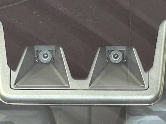 【スマートアシスト】走行中に前方の車両等を認識し、衝突しそうな時は警報とブレーキで衝突回避と被害軽減をアシスト。より安全にドライブをお楽しみいただけます。