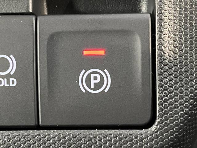 【電動パーキングブレーキ】パーキングブレーキは便利な電動式！ボタン一つで操作でき、アクセルを踏めば自動で解除されます♪レバーやペダルが無いので運転席廻りもすっきりしますね♪