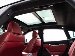 人気オプションのサンルーフを装備。室内を明るく開放的にしてくれます。