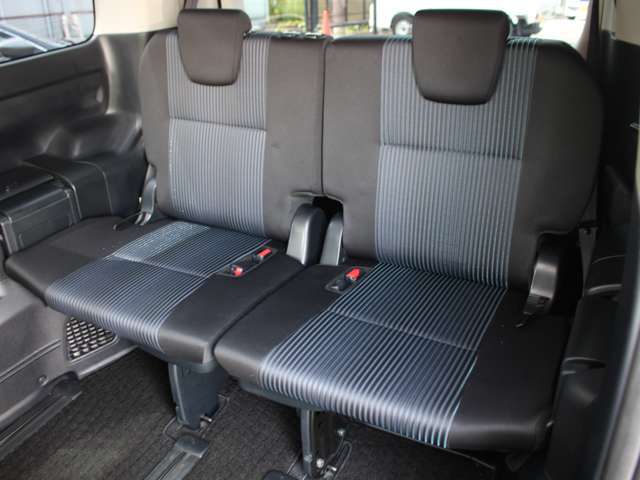 サードシートもあり人数が増えても乗車可能！格納すれば荷室も広々！