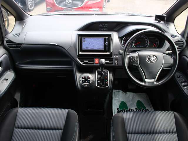 すっきりとしたヴォクシーらしいデザインのダッシュ回り！フロントビューの視認性もよく運転しやすいと思います★