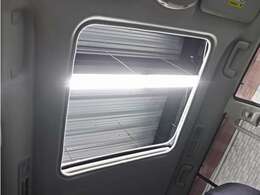 サンルーフは車内の雰囲気を明るく、開放的にしてくれる嬉しいアイテムですね！（＾＾）！