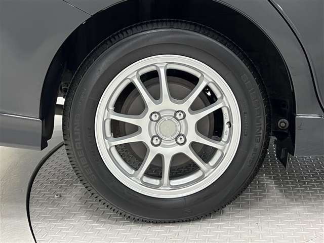 タイヤサイズは175/65R15！残り溝は5ミリ程度です！社外アルミホイール！