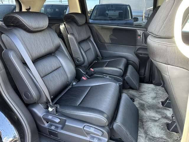 セカンドシート☆☆　広々とした2列目シートは居住性が高く、居心地も快適！友達や家族とのお出かけにぴったりです。ベビーシートやチャイルドシート使用時も快適にお過ごしいただける十分な空間を確保しています！