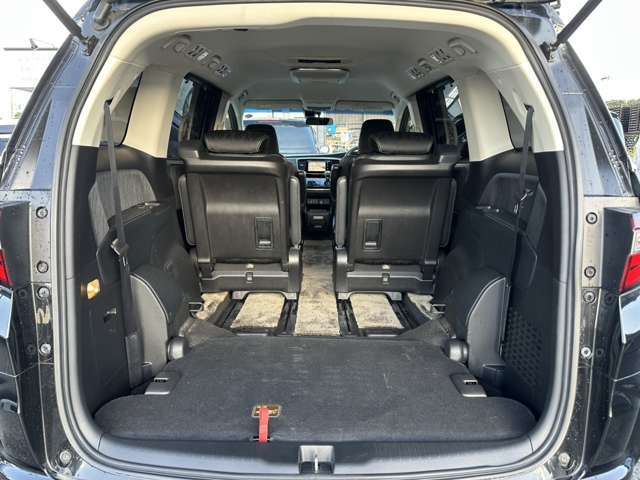 3列目シートを跳ね上げるとトランク内が更に広く使って頂けます♪
