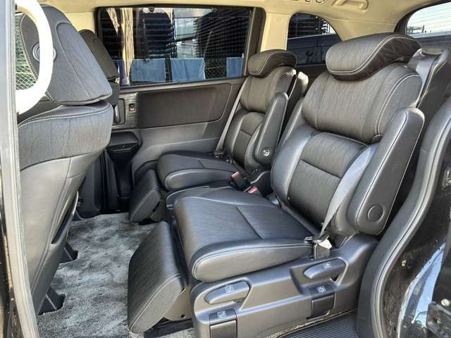 セカンドシート☆☆　広々とした2列目シートは居住性が高く、居心地も快適！友達や家族とのお出かけにぴったりです。ベビーシートやチャイルドシート使用時も快適にお過ごしいただける十分な空間を確保しています！