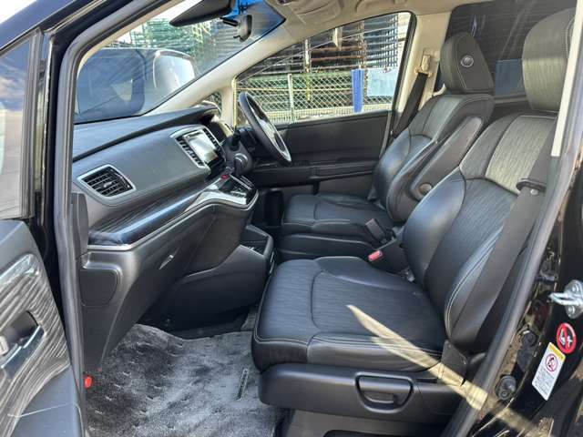 フロントシート☆　まずは運転席ですがゆったり広々空間で、視認性も操作性も良い1台です（＾＿-）-☆助手席には収納数も多く容量もしっかり確保されています（＾＾）運転席、助手席共に綺麗に保たれています☆