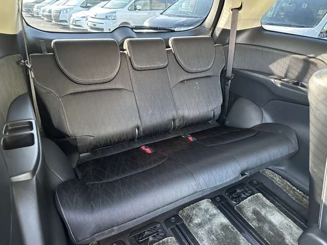 サードシート☆☆☆　使用感少なく比較的綺麗に保たれています！大人でもゆったりと座ることができるので、大人数でのお出かけもラクラクです♪ご家族で、気の知れた仲間で、ドライブに行くのが楽しみですね♪