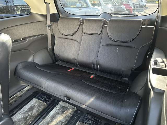 サードシート☆☆☆　使用感少なく比較的綺麗に保たれています！大人でもゆったりと座ることができるので、大人数でのお出かけもラクラクです♪ご家族で、気の知れた仲間で、ドライブに行くのが楽しみですね♪