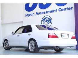 先代のY32型の面影を残しつつ厚みのある印象のテールフェイスです