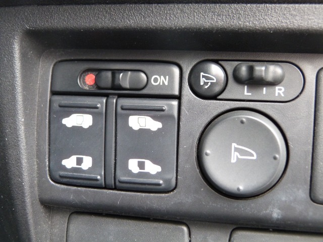 パワースライドドア装備！運転席からボタンひとつで、ドアの開閉が出来ます。