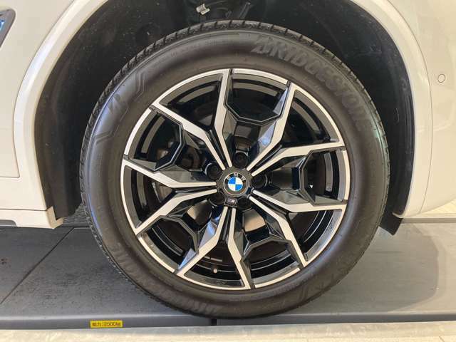 【BMWアロイホイール】軽量かつ強度に拘ったアロイホイール。走行性能ポテンシャルを引き出す設計。タイヤのサイドウォールが強化されたランフラットタイヤは、パンク時にタイヤがつぶれてもリムから外れません。