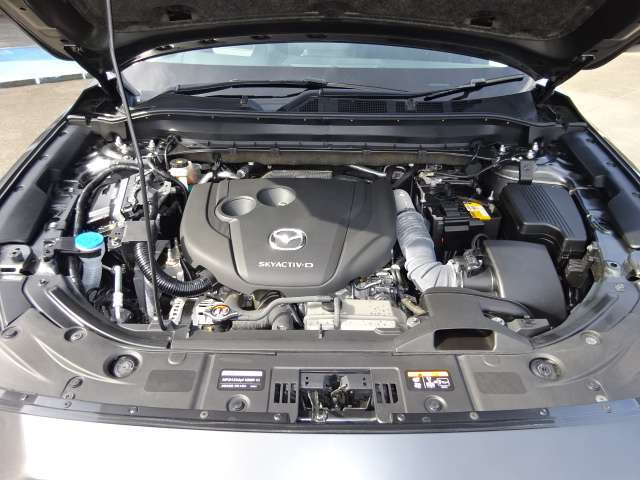 エンジンルームの様子です。エンジンルームがキレイですと、不具合等の発見もし易く、コンディションのチェックや維持の面でとってもプラスです！さらに当店でしっかり整備してご納車しますので安心です！