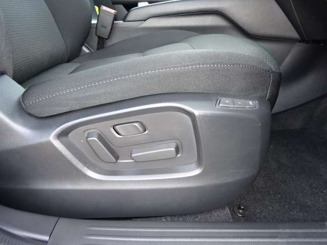 【パワーシート】電動でご自分にぴったりのシートポジションにセットできます☆メモリー機能も付いてますので、記憶させてれば、違う人が乗って動かしてしまっても、ちゃんと自分のポジションに復帰できます☆