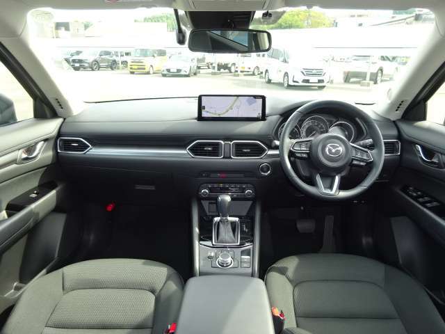 最近のインパネはカッコイイだけではなく、安心・安全に作られています。ぜひ一度座ってみてください。