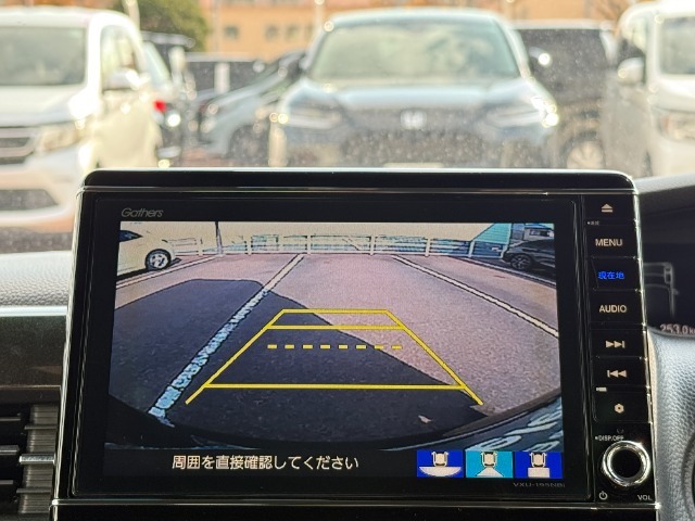 駐車時に便利なバックカメラを装備しています。