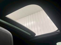 開放感のある人気アイテムの【サンルーフ】搭載。