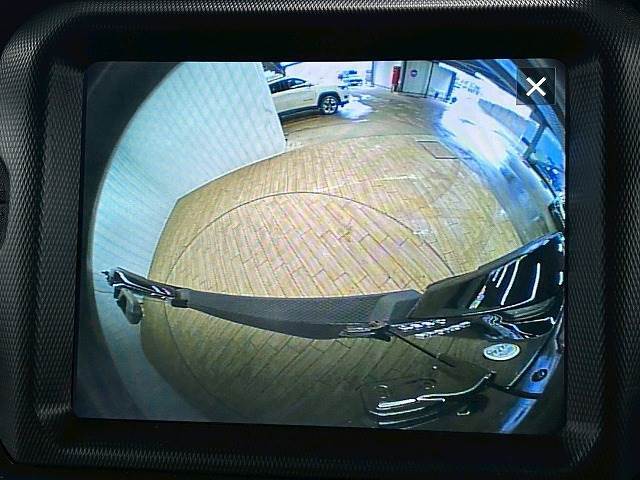 【カラーサイドモニター】を装備しております。左前タイヤ付近の映像がカラーで映し出されますので幅寄せや縁石の確認ができて安心です。