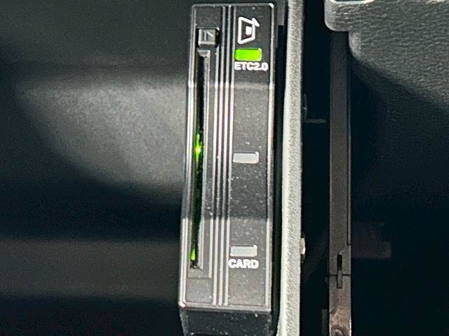 【ETC車載器】を装備しておりますので、ご納車直後からの遠距離ドライブも可能です。土日の利用料金の割引や、朝夕の通行料金を割引料金で高速道路をお楽しみいただけます。