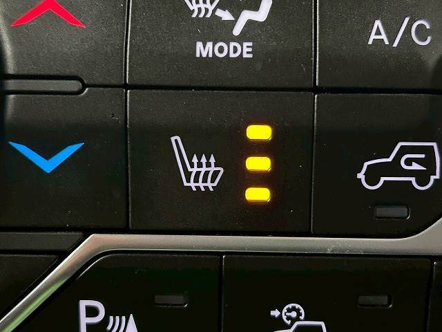【シートヒーター】冬場にうれしいシートヒーターを装備。シート自体が温まりますので、冬場のドライブをよりお楽しみいただけますよ。